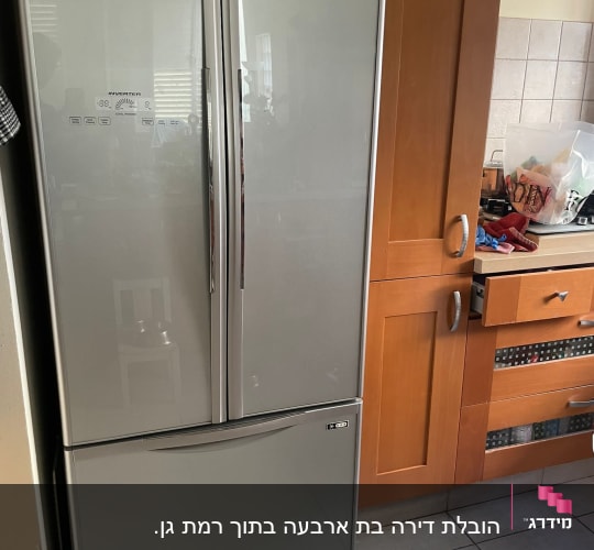 מקרר כסוף עם דלתות כפולות במטבח